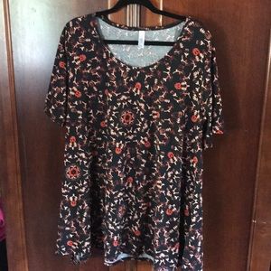 Lularoe perfect tee.